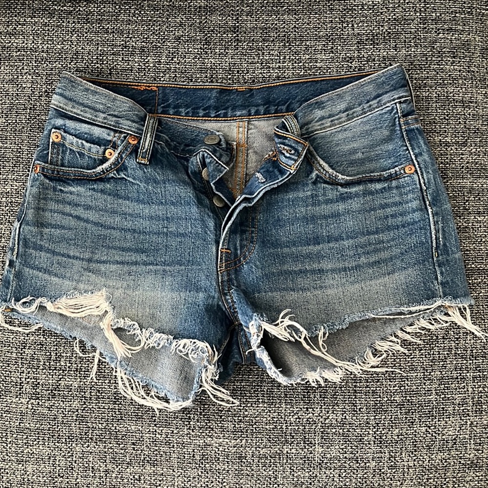 Levi’s 501 denim short in size 25